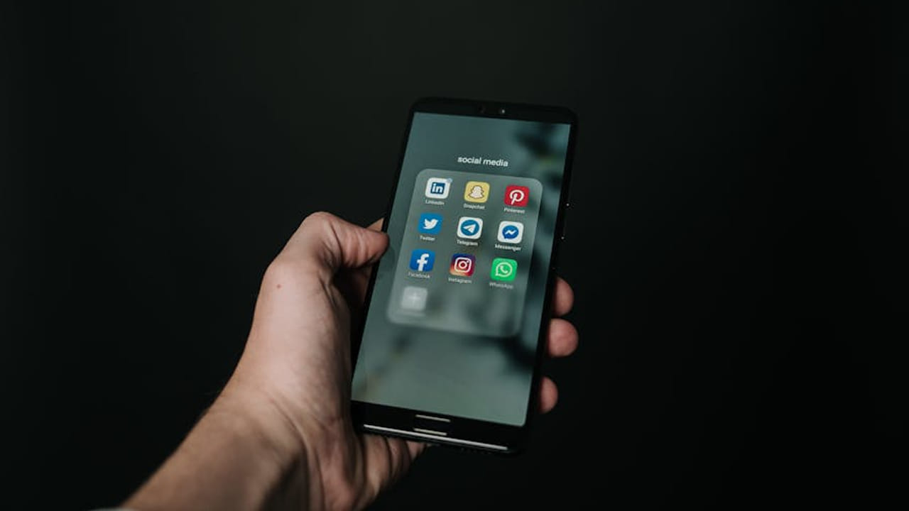 ముందు ఫోన్ల నుంచి బయటపడతాము. ఛార్జింగ్ ఉన్న రోజులు వాటిని వాడుతాము. అది అయిపోయాక  మెసేజ్, వాట్సాప్ , డేటా,  ఇంటర్నెట్ ఇలా మొత్తం పోతుంది. ఇక చేసేదేం లేక కొత్త అలవాట్లను నేర్చుకుంటాము. 