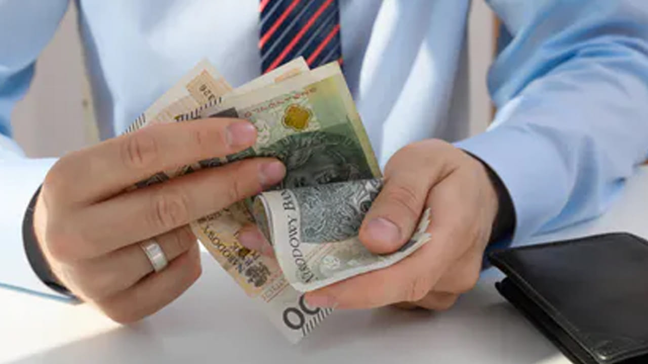 ఇక నుంచి ప్లే స్లిప్ మారనుంది. ఇక నుంచి మీ శాలరీలో బేసిక్ పే అనేది కనీసం 50 శాతం ఖచ్చితంగా ఉండాలి. ఇప్పటివరకు మొత్తం సీటీసీలో బేసిక్ జీతం 25 శాతం నుంచి 40  శాతం వరకు ఉండేది. కొన్ని కంపెనీలకు డీఏ, రిటైనింగ్ అలవెన్స్ లేకపోవడంతో కంపెనీలు బేసిక్ పే పెంచాల్సి వచ్చేది. అలవెన్సులు 50 శాతం దాటితే పీఎఫ్, గ్రాట్యుటీకి వెళతాయి.