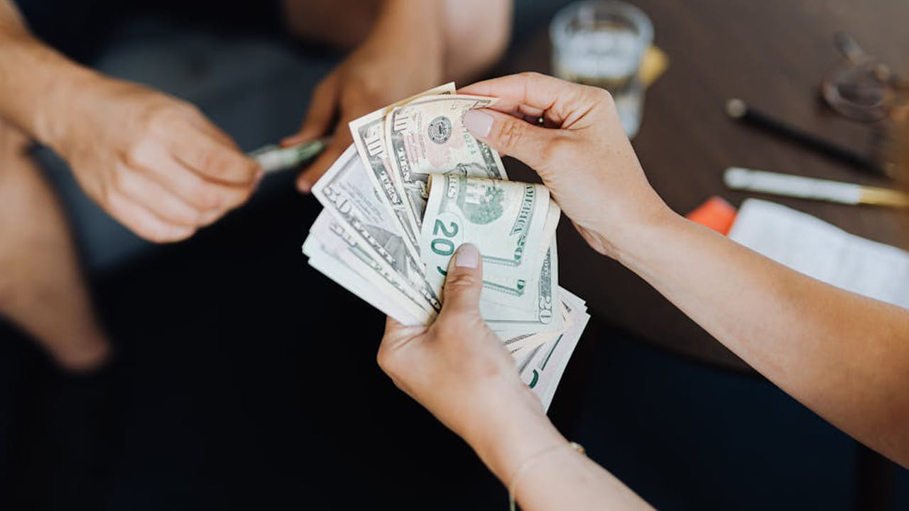 ఇప్పటి వరకు ఈ దేశంలో ఉన్న కరెన్సీకి అంతర్జాతీయంగా గుర్తింపు అయితే రాలేదు. అందుకే, ఇక్కడ డబ్బుకి సరైన విలువ లేకుండా పోయింది. 
