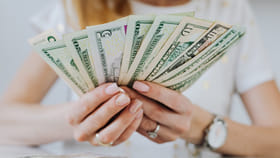 రోడ్డు మీద దొరికిన డబ్బును అక్కడ పెడితే.. రాత్రికి రాత్రే మొత్తం