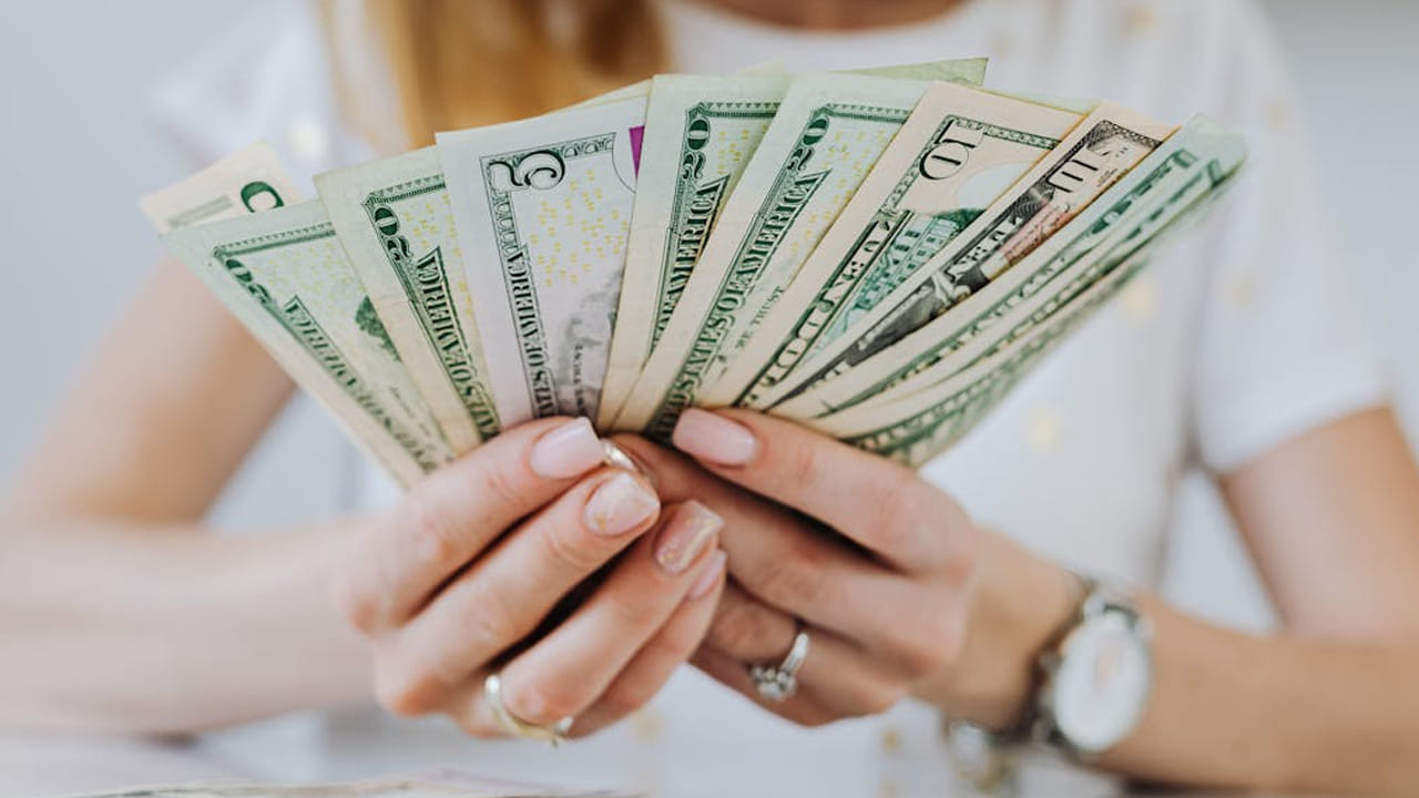 ఇక్కడ కరెన్సీని షిల్లింగ్ అని పిలుస్తారు. అయితే, అక్కడ ప్రజలు US డాలర్స్ ను మాత్రమే వాడుతారు. ఇంకా చెప్పాలంటే, తమ డబ్బుల షాపును అక్కడే వదిలేసి వెళ్ళిపోతారు. ఎవరూ కూడా దొంగిలించరు.   