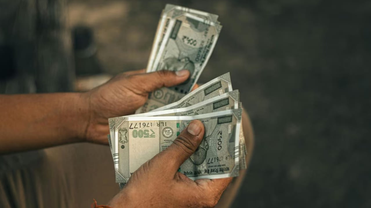 ఒకవేళ మీకు ఆలస్యంగా చెల్లిస్తే ఉద్యోగి వడ్డీ కూడా పొందవచ్చు. ఇక గ్రాట్యూటీ సొమ్ము 30 రోజుల్లో చెల్లించాలి. ఏప్రిల్ 1 నుంచి ఈ నిబంధలను అమలు చేయాల్సి ఉంటుంది. ఇక కొత్త ఆర్ధిక సంవత్సరం నుంచి నూతన ఇన్‌కమ్ ట్యాక్స్ యాక్ట్ అమల్లోకి రానుంది. దీని వల్ల ఉద్యోగుల హెచ్‌ఆర్ఏ, మీల్స్ కూపన్స్ అలవెన్సులలో అనేక మార్పులు వస్తున్నాయి.