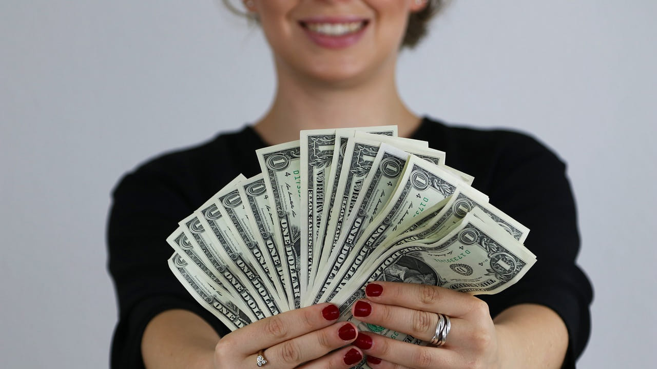 సాధారణంగా మనం రోడ్డు మీద నడుచుకుంటూ వెళ్ళేటప్పుడు రోడ్డు మీద అనుకోకుండా డబ్బు కనిపిస్తుంది. అయితే, తీసుకోవాలా? వద్దా అని చాలా మంది సందేహిస్తుంటారు. కొందరు తీసుకుని వెళ్ళిపోతారు