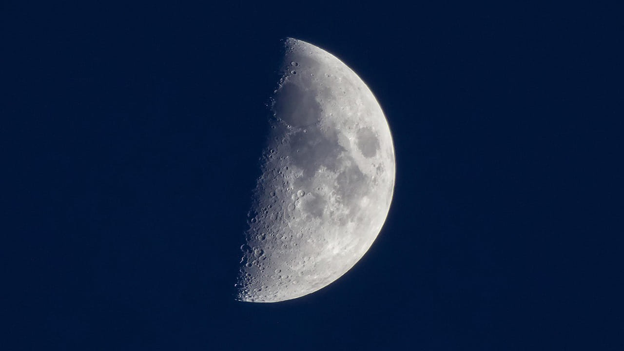 పని చేసే దగ్గర కూడా ఒత్తిడి ఎక్కువగా ఉంటుంది. ఈ రోజు సింహ రాశి వారు  కోపాన్ని తగ్గించుకోవాలి. అలాగే, ప్రయాణాలు చేసేటప్పుడు జాగ్రత్తగా ఉండాలి. అలాగే, ఈ సమయంలో ఆరోగ్యాన్ని కూడా కాపాడుకోవాలి. 
