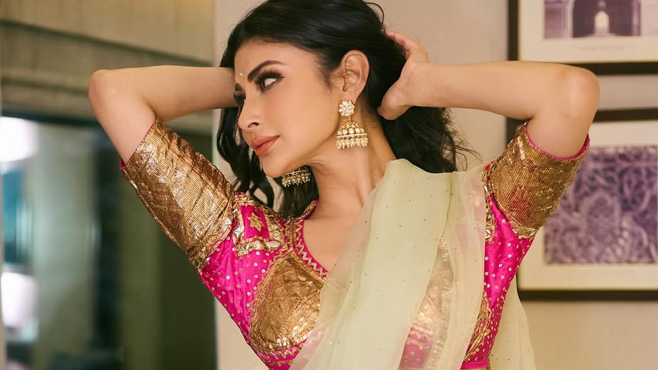 బాలీవుడ్ బ్యూటీ అందాల తారా, మౌనీ రాయ్ గురించి ప్రత్యేకంగా చెప్పాల్సిన పని లేదు. బాలీవుడ్ టెలివిజన్, సీరియల్స్ ద్వారా తన కంటూ ప్రత్యేకమైన గుర్తింపు సంపాదించుకున్న ఈ చిన్నది, నాగీన్ సీయల్ ద్వారా విపరీతమైన పాపులారిటీ తెచ్చుకుంది.