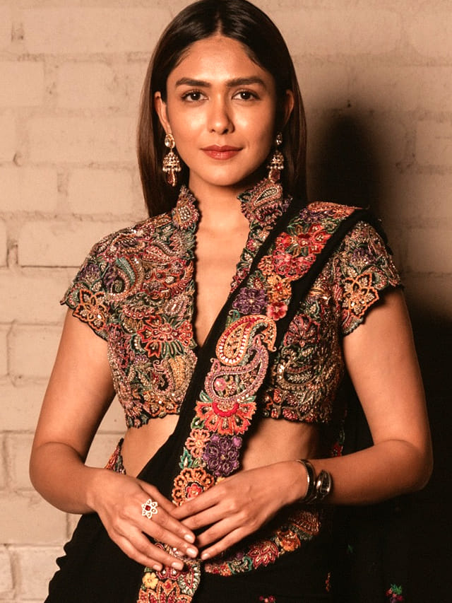 బంపర్ ఆఫర్ కొట్టేసిన మృణాల్.. ఆ హీరో సినిమాలో ఛాన్స్.?