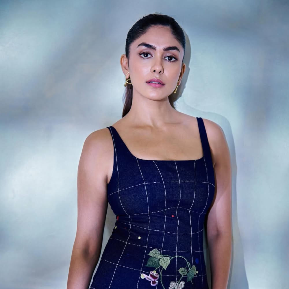 ఆ తర్వాత తెలుగులో దుల్కర్ సల్మాన్ సరసన సీతారామం సినిమాతో తెలుగు తెరకు పరిచయమైంది. మొదటి సినిమాతోనే బ్లాక్ బస్టర్ హిట్ అందుకున్న మృణాల్.. ఆ తర్వాత హాయ్ నాన్న, ది ఫ్యామిలీ స్టార్ వంటి చిత్రాల్లో నటించింది. ప్రస్తుతం అడివి శేష్ జోడిగా డెకాయిట్ చిత్రంలో నటిస్తుంది.