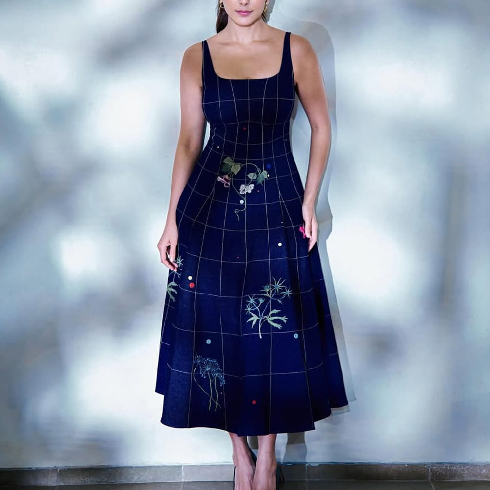 అయితే తన కెరీర్ మొదట్లో ఓ హీరోతో లిప్ లాక్ సీన్స్ చేయడంతో తన తల్లిదండ్రులు ఆగ్రహం వ్యక్తం చేశారని గతంలో ఓ ఇంటర్వ్యూలో చెప్పుకొచ్చింది. దీంతో తాను రాబోయే ప్రాజెక్టులలో అలాంటి సీన్స్ చేయకూడదని తన పేరెంట్స్ కండీషన్ పెట్టారని.. తాను అందుకు అంగీకరించానని అన్నారు.