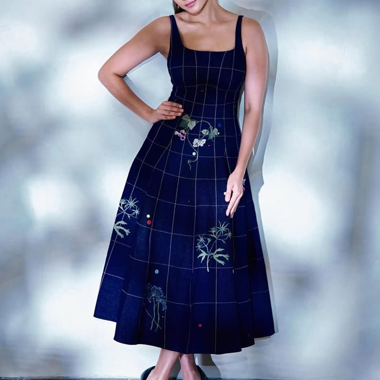 నటనపై ఆసక్తితో సినీరంగంలోకి అడుగుపెట్టింది ఓ సాధారణ అమ్మాయి. బుల్లితెరపై పలు సీరియల్స్ చేస్తూ మంచి ఫాలోయింగ్ సంపాదించుకుంది. ఆ తర్వాత నెమ్మదిగా సినిమాల్లో చిన్న చిన్న పాత్రలు పోషిస్తూ వెండితెరపై సందడి చేసింది. ఇప్పుడు స్టార్ హీరోయిన్ గా దూసుకుపోతుంది.