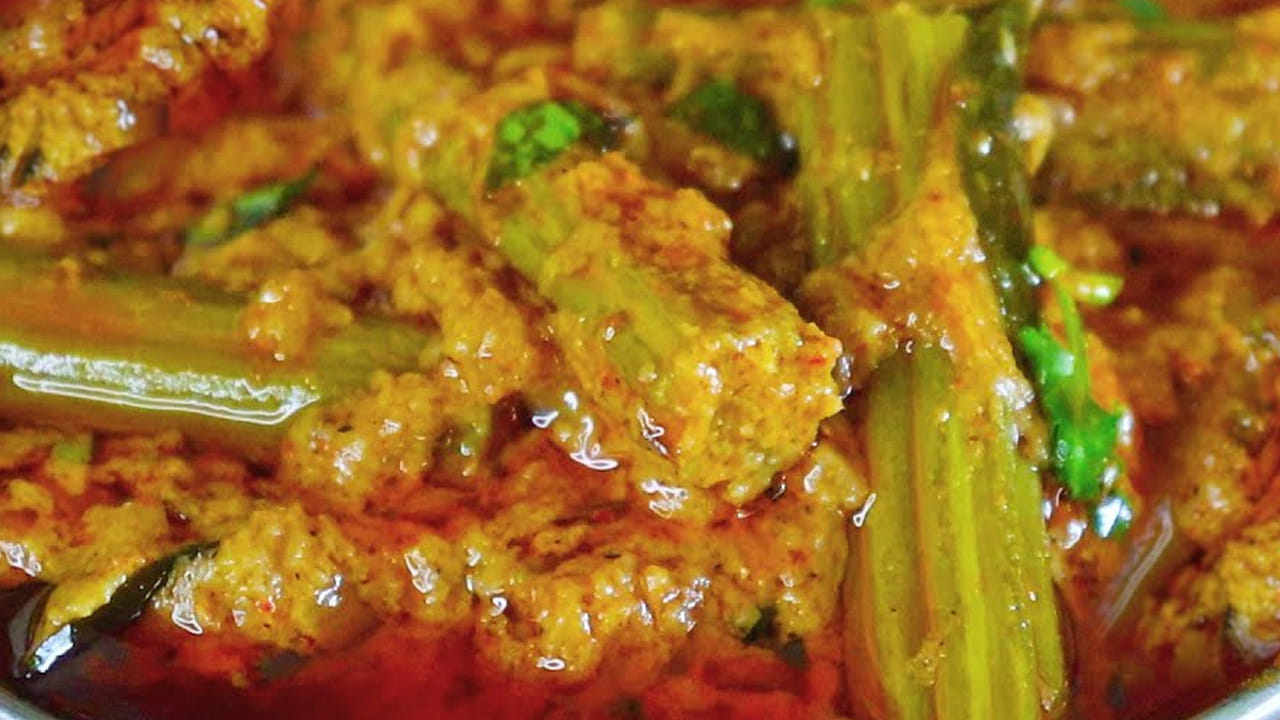 ముందుగా ములక్కాడలను తీసుకుని నీటిలో బాగా శుభ్రపరచి వాటిని ముక్కలుగా చేసుకోవాలి. ఆ తర్వాత వాటిని కట్ చేసి నీళ్లలో 10 నుంచి 15 నిముషాల పాటు బాగా ఉడికించాలి. ఇవి ఉడికిన తర్వాత ఒక ప్లేట్ లోకి  తీసుకుని లోపలి గుజ్జును తీసి గిన్నెలో పెట్టుకోవాలి.