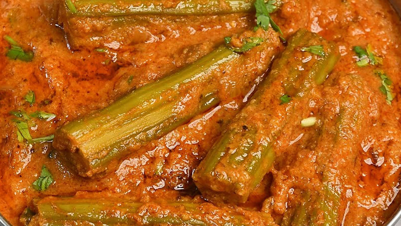 ఇప్పుడు గ్యాస్  వెలిగించి పొయ్యి మీద పాన్‌  పెట్టి ఆయిల్ వేసిఅది వేడయ్యాక అర టీ స్పూన్ ఆవాలు, అర టీ స్పూన్ జీలకర్ర,  కరివేపాకు ఆకులు వేసి వాటిని బాగా వేయించాలి.