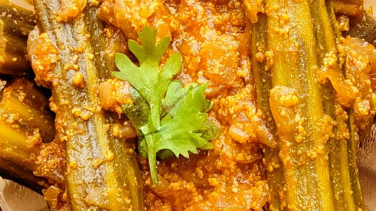  ఆ తర్వాత ఉల్లిపాయలు ముక్కలు కూడావేసి రంగు మారే వరకు  వరకు వాటిని బాగా వేయించాలి.  ఇంకా వాటిలో ఒక టేబుల్ స్పూన్ అల్లం వెల్లుల్లి పేస్ట్, 4 పచ్చిమిర్చి వేసి బాగా వేయించాలి. 
