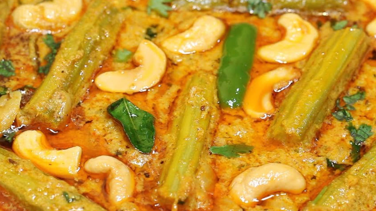 ఉల్లిపాయల మిశ్రమం వేగిన తర్వాత టమాటా ముక్కలు కూడా వేసి మెత్తగా అయ్యే వరకు బాగా ఉడికించాలి. ఆ తర్వాత  ఒక టేబుల్ స్పూన్ కారం, అర టీ స్పూన్ పసుపు, ఒక టేబుల్ స్పూన్ ధనియాల పొడి, ఉప్పు కూడా బాగా వేయించాలి. చివర్లో ములక్కాడ గుజ్జు వేసి 10 నిముషాల పాటు ఉంచి బాగా మరిగించాలి. గ్రేవీలా మారిన తర్వాత కొత్తిమీర  కిందకు దించాలి.