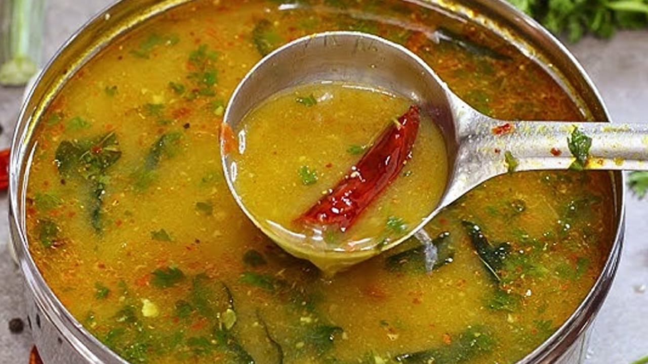 ముందుగా చింతపండును రసాన్ని ఒక గిన్నెలో తీసుకోవాలి. ఇప్పుడు ఒక గిన్నెలో మునగాకు, కట్ చేసిన టొమాటో ముక్కలు, ఉల్లిపాయ ముక్కలు , పచ్చిమిర్చి ముక్కలు , ఉప్పు, అర టీ స్పూన్ పసుపు, ఒక టేబుల్ స్పూన్ కారం దానిలో ఒక గ్లాస్ నీరు పోసి బాగా ఉడికించాలి.