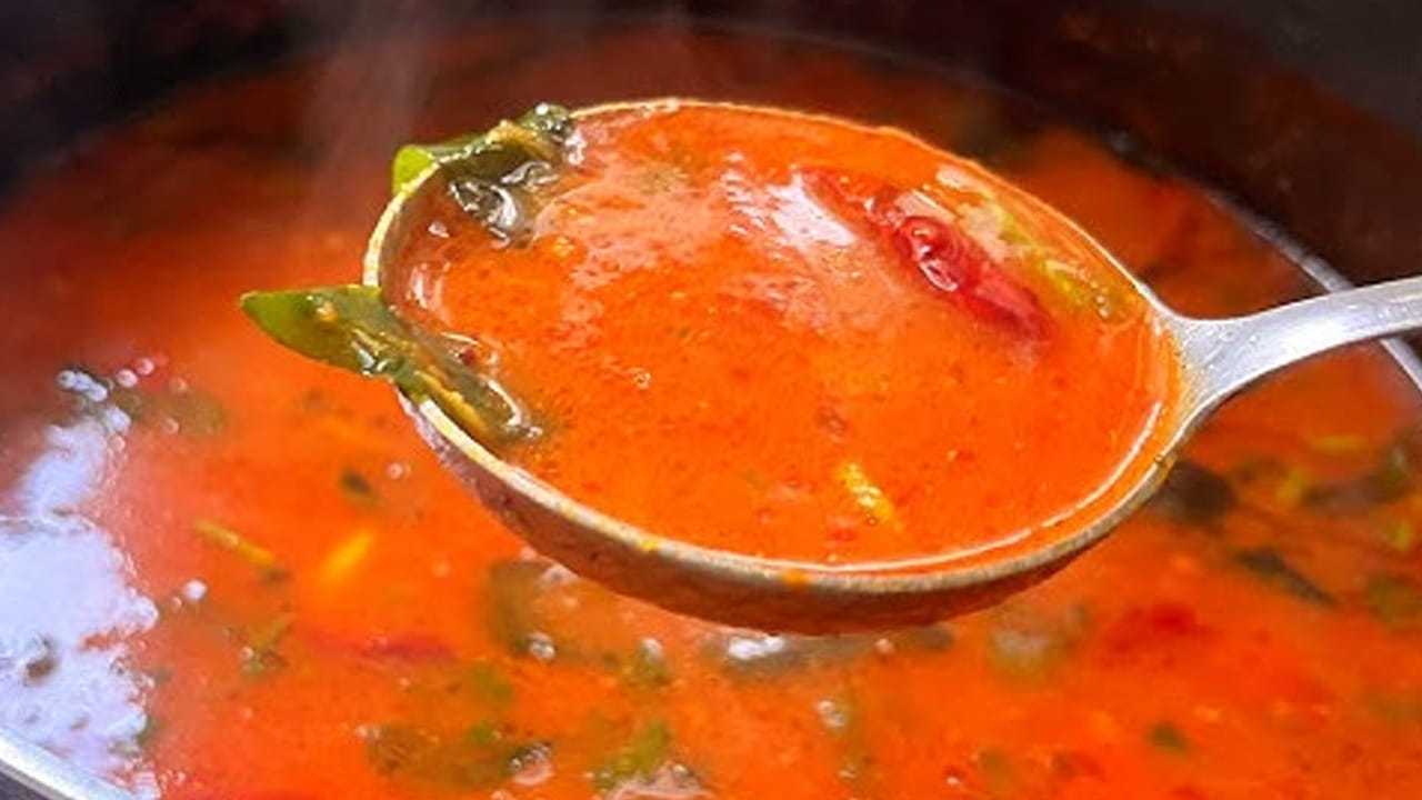 మునగాకులు మొత్తం ఉడికిన తర్వాత చింతపండు రసం పోసి దానిలో పది నిమిషాలు రంగు మారే వరకు బాగా మరిగించాలి.