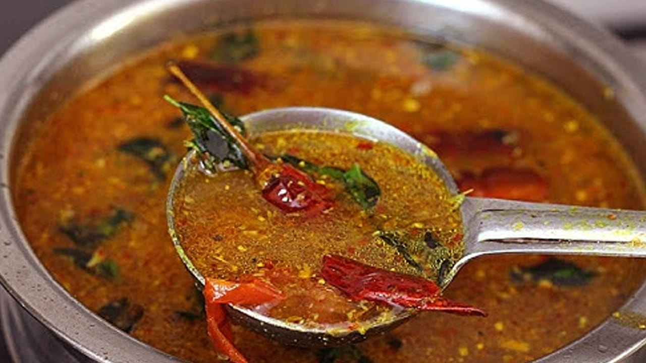 తాలింపు పెట్టుకున్న ఈ పోపును మునగాకు చారులో వేసి, 5 నిముషాల తర్వాత స్టవ్ మీద నుంచి దించేయండి. అంతే, వేడి వేడి మునగాకు చారు రెడీ.