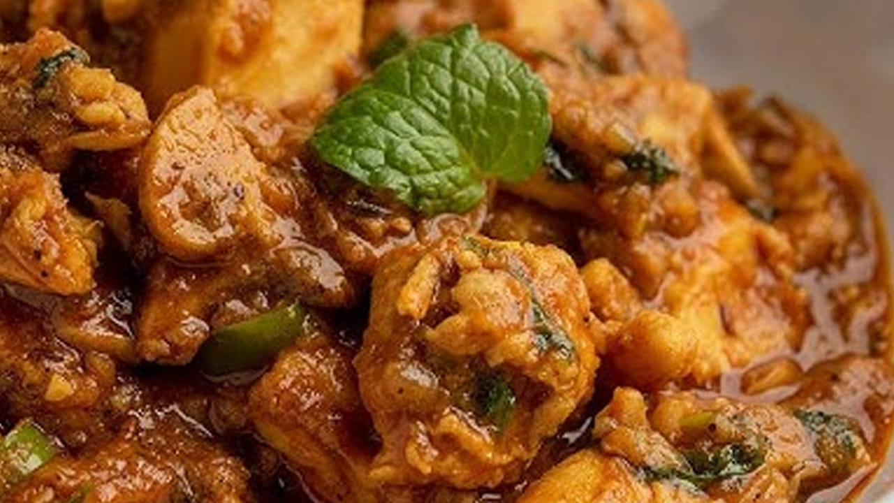 ముందుగా చికెన్ ను తీసుకుని బాగా కడిగి శుభ్ర పరచి, ముక్కలుగా చేసుకుని పాత్రలో ఒక గ్లాస్ నీళ్లు పోసి బాగా ఉడికించి వీటిని పక్కనపెట్టుకోవాలి. ఆ తర్వాత  మష్రూమ్స్ కూడా తీసుకుని బాగా కడిగి ఒక గిన్నెలో బాగా ఉడకబెట్టుకోవాలి. 
