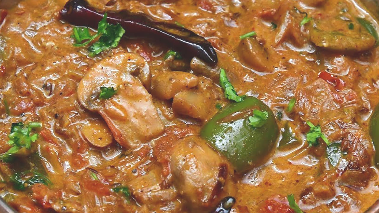 ఇప్పుడు గ్యాస్ పొయ్యి వెలిగించి పాన్‌లో ఆయిల్ వేసి పోపు గింజలు వేసి బాగా వేయించుకోవాలి. ఆ తర్వాత కట్ చేసి పెట్టుకున్న ఉల్లిపాయలు ముక్కలు, ఒక టీ స్పూన్ అల్లం-వెల్లుల్లి పేస్ట్ వేసి గోల్డ్ కలర్ లోకి మారే వరకు బాగా వేయించుకోవాలి. 
