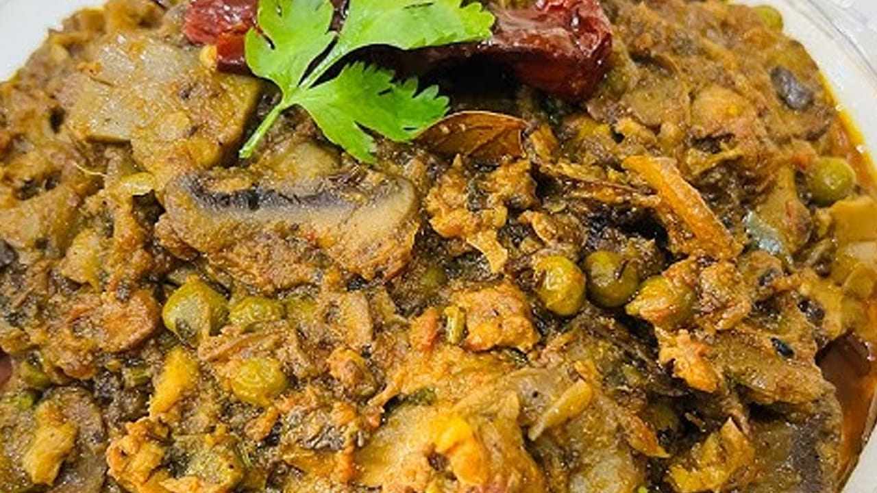 కావాల్సిన పదార్ధాలు : 250 గ్రాముల మష్రూమ్స్ , అర కిలో చికెన్, ఒక పెద్ద ఉల్లిపాయ, అర టీ స్పూన్ జీలకర్ర,  5 ఎండుమిర్చి, 
 5 పచ్చిమిర్చి, అర టీ స్పూన్ పసుపు, రుచికి సరిపడా ఉప్పు, తాలింపు గింజలు, అర టీ స్పూన్ ఆవాలు,   ఒక టేబుల్ స్పూన్ అల్లం-వెల్లుల్లి పేస్ట్, ఒక టేబుల్ స్పూన్స్ కారం, నూనెను తీసుకోవాలి.
