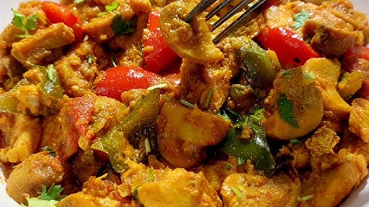 ముందుగా కడిగి ఉడక పెట్టుకున్న  మష్రూమ్ ను చికెన్ ముక్కల్లో వేసి అర టీ స్పూన్ పసుపు, రుచికి సరిపడా ఉప్పును వేసి రెండింటిని బాగా ఉడకనివ్వాలి. ఆ తర్వాత వీటిలో ఒక టేబుల్ స్పూన్ కారం కూడా వేసి ముక్కలు బాగా మగ్గించాలి. 