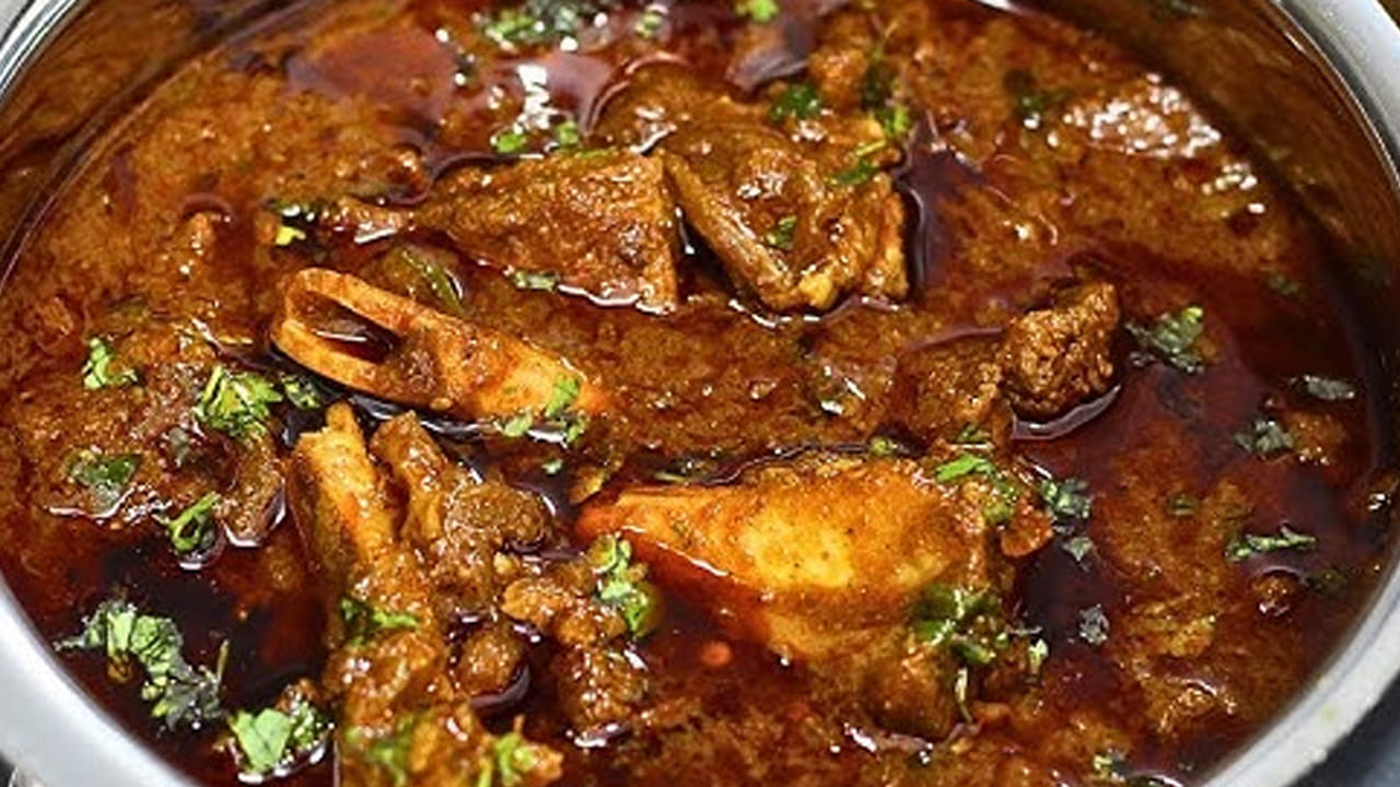 ముందుగా  మటన్‌ను రెండు సార్లు శుభ్రం చేసి డానికి అల్లం వెల్లుల్లి పేస్ట్, అర టీ స్పూన్ పసుపు, రుచికి తగినంత ఉప్పు, రెండు టేబుల్ స్పూన్స్ ఆయిల్ వేసి పక్కన పెట్టుకోవాలి.