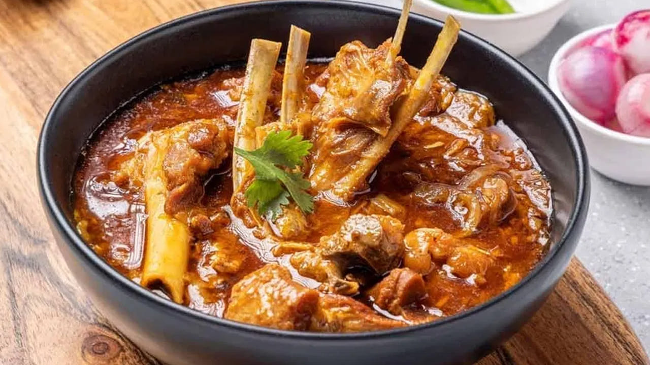 మేక ముందు కాళ్ళు:  చాలా మంది మేక కాళ్ళలో ఏముంటుందిలే అని బయట పడేస్తారు. కానీ, ఇవే మన శరీరానికి చాలా మంచిదని చెబుతున్నారు. ఇంకా కండరాల బలానికి కూడా ఇది సపోర్ట్ చేస్తుంది. 