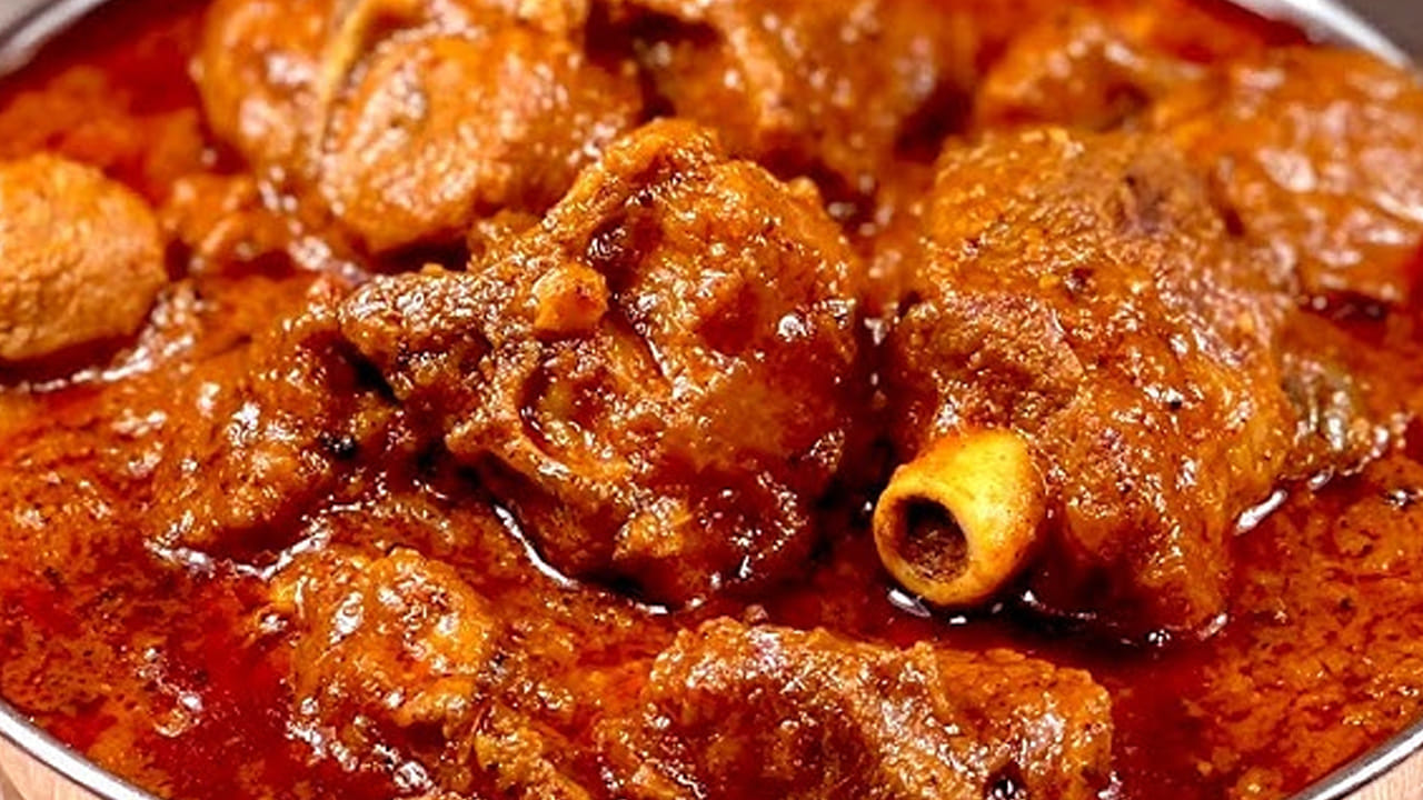 ఇప్పుడు స్టవ్ వెలిగించి పాన్ పెట్టి ఆయిల్ వేసి,కట్ చేసిన ఉల్లిపాయలు ముక్కలు, కరివేపాకు ఆకులు వేసి గోల్డ్ రంగులోకి మారే వరకు బాగా వేయించాలి.
