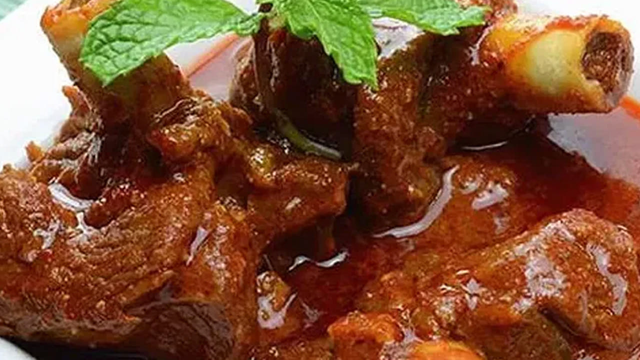 మటన్ చేసేటప్పుడు మూడు నిముషాలకొకసారి గోరువెచ్చని నీళ్లు చల్లుతూ ఉండాలి. కూలింగ్ వాటర్ అస్సలు పోయకండి. వాటికీ బదులుగా వెచ్చని నీళ్లు తీసుకుంటే మటన్  త్వరగా, మెత్తగా ఉడుకుతుంది. మీరు ఈ విధంగా వండితే ఒక రోజు వాడే గ్యాస్ నాలుగు రోజులు వస్తుంది. కూర కూడా టేస్టీగా ఉంటుంది. 
