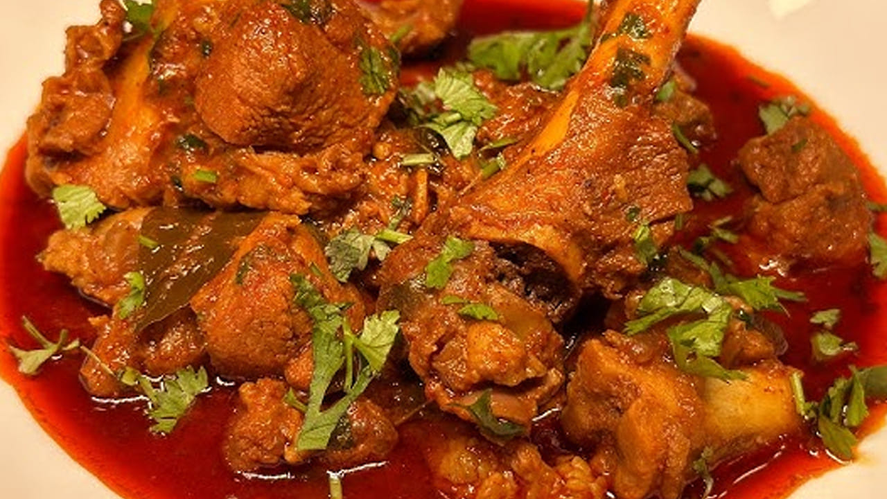 ఆ తర్వాత  మిక్సీ పట్టిన పచ్చి మిర్చిని వేసి బాగా వేయించాలి. పచ్చి వాసన పోయిన తర్వాత మటన్ వేసి 15 నిమిషాల పాటు ఆయిల్ లో బాగా మగ్గించాలి.