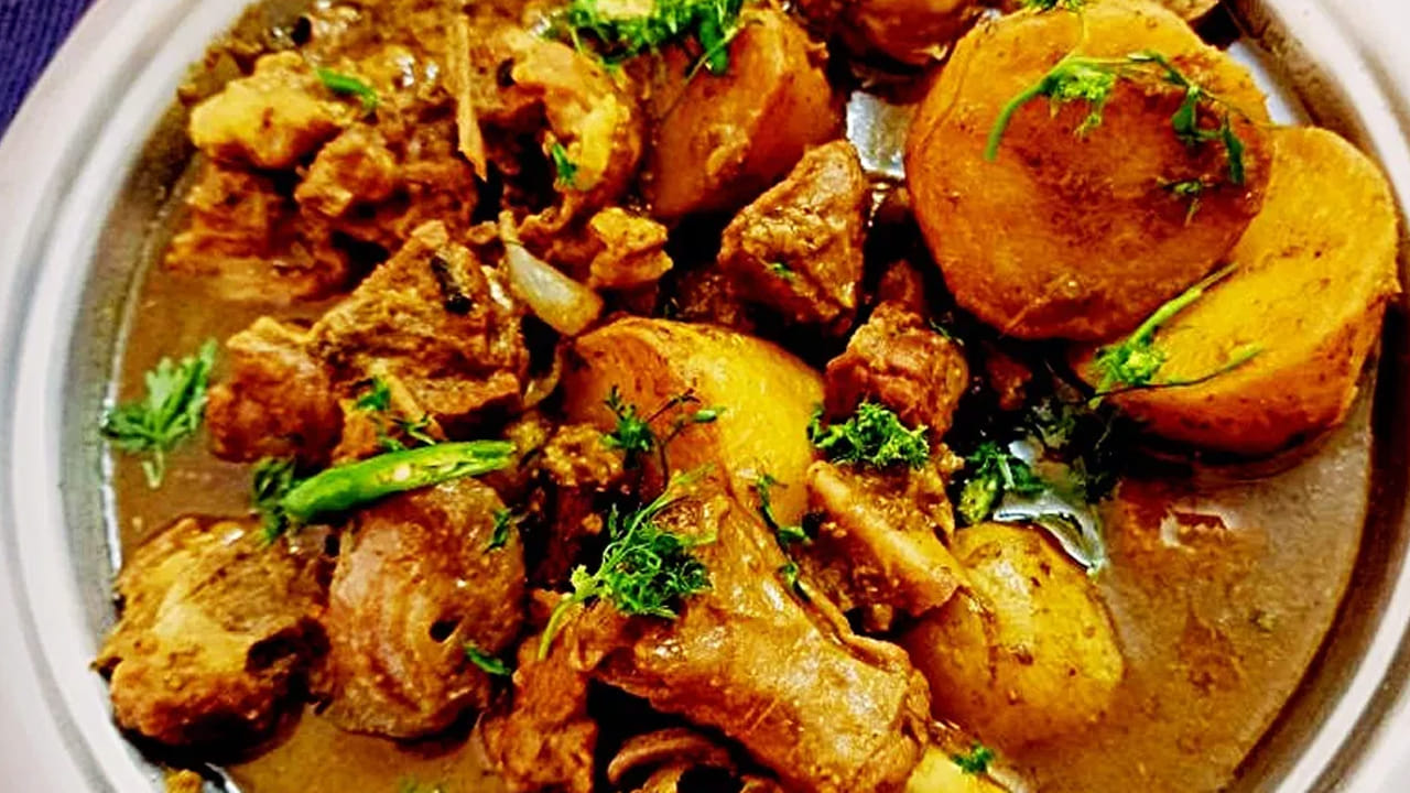 పక్కటెముకలు: మేకలో పక్కటెముకలను సరైనా కొలతలతో వండి తింటే టేస్ట్ అద్భుతంగా ఉంటుంది. ఇలాంటి రుచి ఎక్కడా దొరకదు. అలాగే దీనిలో  ప్రోటీన్ కూడా ఎక్కువగా ఉంటుంది.