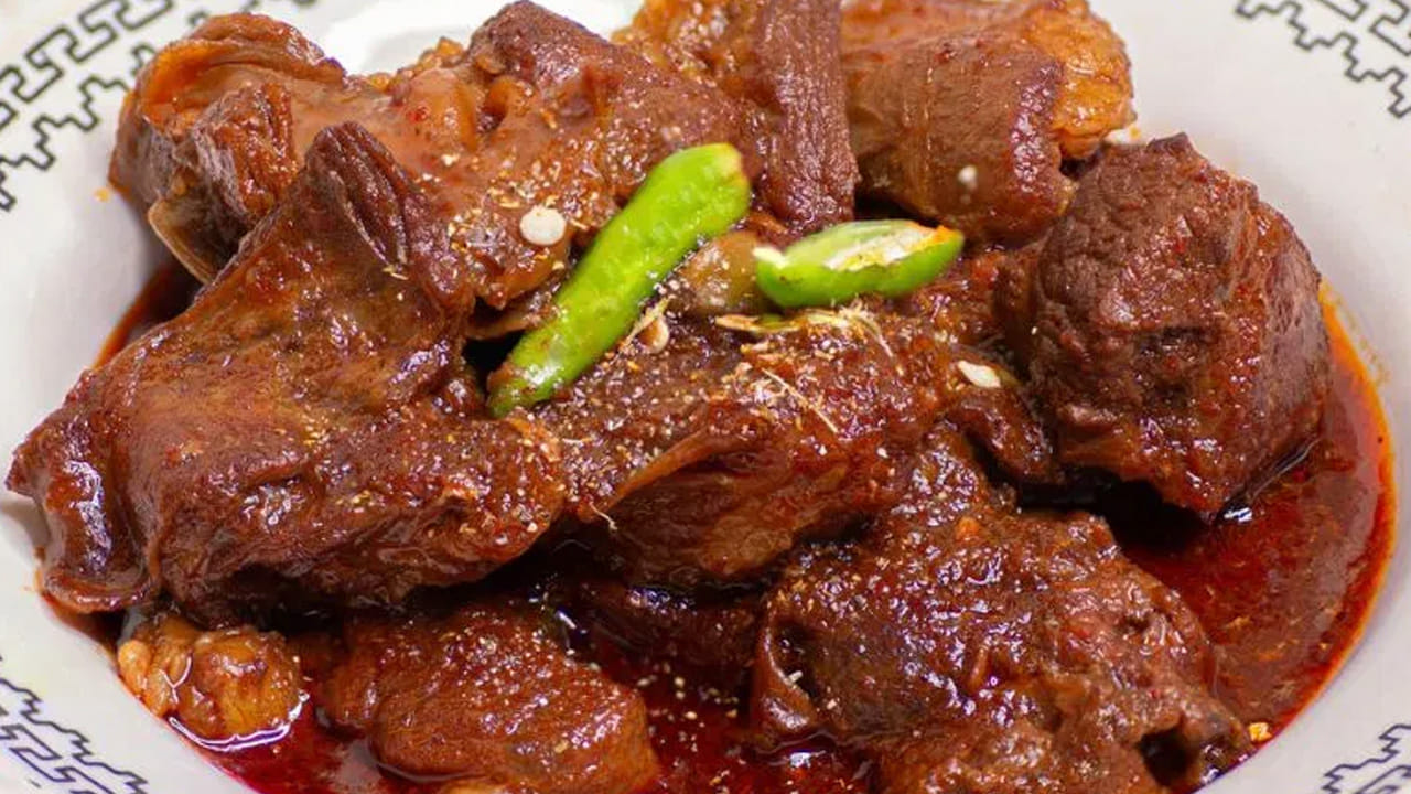 మటన్ వండేటప్పుడు చిన్న చిన్న ముక్కలుగా చేసుకోవాలి. ఇలా చేస్తే 20 నిముషాల్లో అయ్యే కూర 10 నిముషాల్లోనే అవుతుంది. 
పాన్ వాడటం కంటే  కుక్కర్లో చేస్తే చాలా బెటర్. దీనిలో అయితే మటన్ ఫాస్ట్ గా మెత్తగా ఉడుకుతుంది. మీడియం మంట మీద ఉడికిస్తే ఇంకా మంచిది. 
