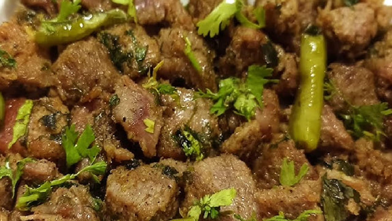 మటన్ ముక్కలు మెత్తగా అయ్యే వరకు స్టవ్ మీదే బాగా ఉడికించాలి.  చివర్లో ఒక టేబుల్ స్పూన్ మసాలా పొడి, అర కట్ట కొత్తిమీర వేసి దించి వేడి వేడి అన్నంలో రుచి అద్భుతంగా ఉంటుంది.