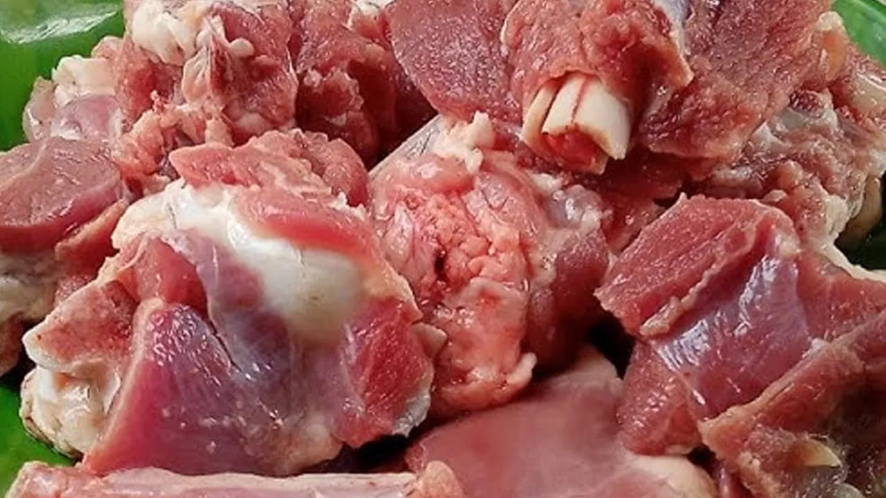 
నాన్ వెజ్ ప్రియులకు సండే వస్తే చాలు పండుగే. ఆ రోజున చికెన్ లేదా మటన్ తెచ్చుకుని వండుకుని తింటారు. చికెన్ ఎలా అయినా వండేయచ్చు. మటన్ కొంచం కష్టం. ఎందుకంటే ఇది త్వరగా ఉడకదు. ఇది వండాలంటే గంటల తరబడి గ్యాస్ దగ్గరే ఉండాలి.  తక్కువ సమయంలో మటన్ కూర వండాలంటే ఈ టిప్స్ ఫాలో అవ్వండి 
