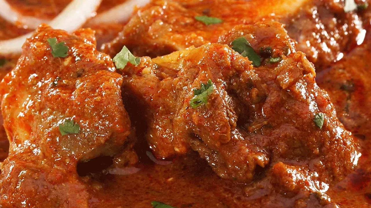 మటన్ మార్కెట్ నుంచి తీసుకురాగానే చల్లటి నీళ్ళతో కాకుండా వేడి నీళ్లతో కడగండి. ఇలా కడిగితే త్వరగా ఉడుకుతుంది. మీరు వండేటప్పుడు మాంసం లేతదా? లేక ముదురుదా అని చూసుకుని వాటిని వండటం మొదలు పెట్టండి. చల్లటి నీరు మటన్ ను తొందరగా ఉడకనివ్వదు. 