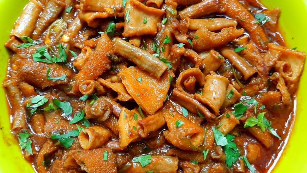  ఇప్పుడు రెండు గ్లాస్ లు నీళ్లు కుక్కర్ మూత పెట్టి  6 విజిల్స్ వచ్చే వరకు పొయ్యి మీదే  ఉడికించాలి. మటన్ బోటి మెత్తగా ఉడికితే కర్రీ రుచిగా ఉంటుంది.చివర్లో కుక్కర్ మూత తీసి అర కట్ట కొత్తిమీర చల్లి దించి గార్లిక్ మటన్ బోటి కూరను  వేడి అన్నంలో తింటే టేస్టీ టేస్టీగా ఉంటుంది. 

 