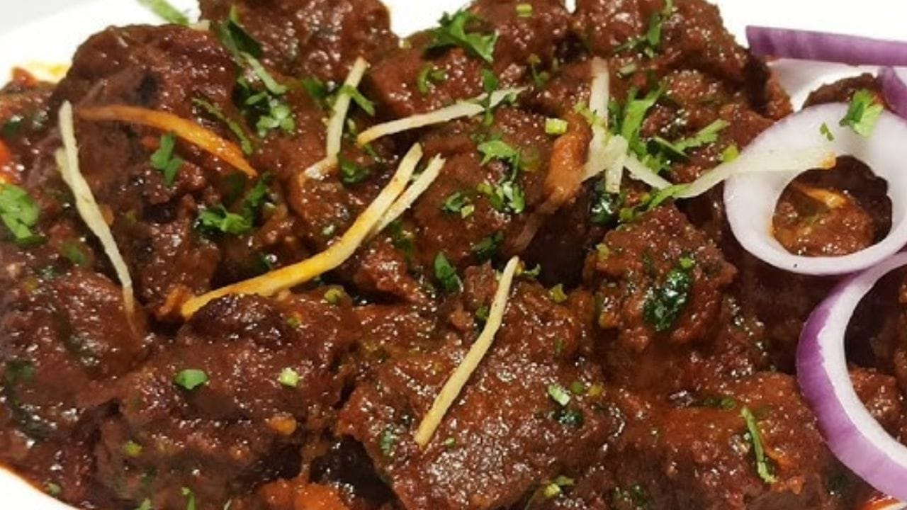 
ఇప్పుడు మటన్ బోటి ముక్కలు వేసి వాటిలో వేసి వేయించాలి. ఆ తరువాత ఒక టేబుల్ స్పూన్  కారం, అర టీ స్పూన్ పసుపు,  ఒక టేబుల్ స్పూన్ ధనియాల పొడి, ఒక టేబుల్ గరం మసాలా పొడి, రుచికి తగినంత వేసి మసాలా వేసి వేయించాలి. 
