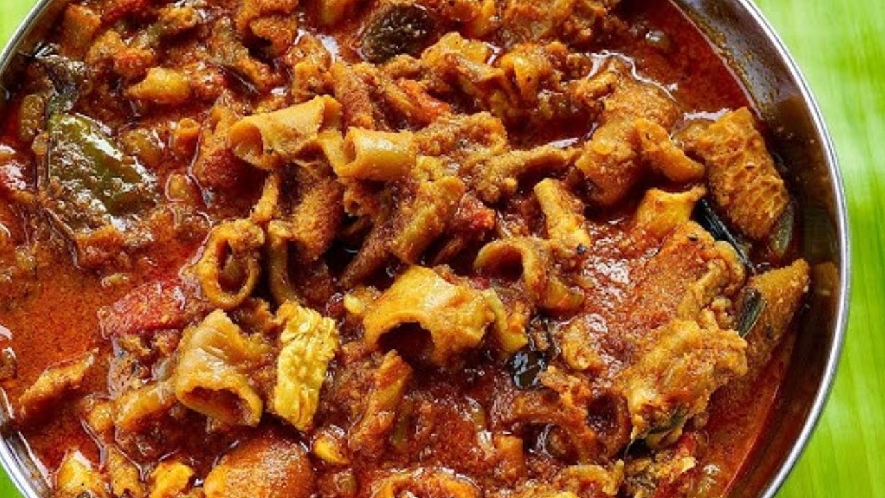 ఆ తర్వాత ఒక టేబుల్ వెల్లుల్లి పేస్ట్ , ఒక టేబుల్ అల్లం వెల్లుల్లి పేస్ట్ వేసి పచ్చి వాసన పోయే వరకు బాగా వేయించాలి. వెల్లుల్లి వాసన వచ్చే వరకు వేయిస్తే కూరకు మంచి రుచి వస్తుంది. 
