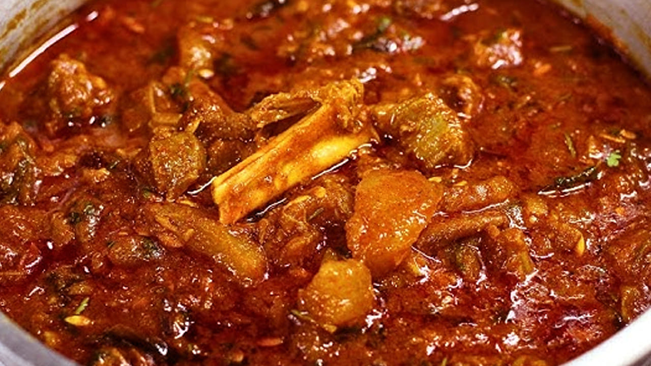 ఇప్పుడు గ్యాస్ వెలిగించి పాన్ పెట్టి దానిలో రెండు స్పూన్స్  ఆయిల్ వేసి, మటన్ ముక్కలు,  నాలుగు ఎండుమిర్చి, ఉల్లిపాయ, కరివేపాకు ఆకులు, టమాటా ముక్కలు వేసి వాటిని బాగా మగ్గించాలి.
