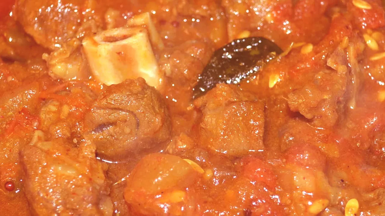 ఇప్పుడు మూత పెట్టి 10 నిముషాల పాటు ఉడికించి దించే ముందు అర  కొత్తిమీరను కట్ చేసి దానిలో వేయండి. అంతే, మటన్ బుడం దోసకాయ కూర రెడీ. దీనిని వేడి వేడి అన్నంలో తింటే చర్మ సమస్యలు పోతాయి. 