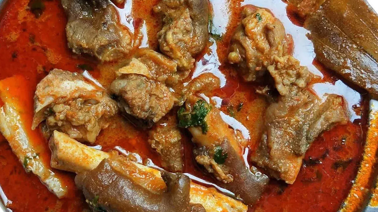 వేడి నీళ్ళు:  మీరు తలకాయ మాంసం వండే ముందు కూరలో చల్లటి నీళ్ళు పోయకుండా, ఒక గ్లాస్ వేడి నీళ్ళు పోస్తే మాంసం  బాగా ఉడుకుతుంది. తినడానికి కూడా రుచిగా ఉంటుంది. అలాగే ఉడికించేటప్పుడే టేస్ట్ కి తగ్గ ఉప్పు  వేస్తే బాగా ఉడుకుతుంది.