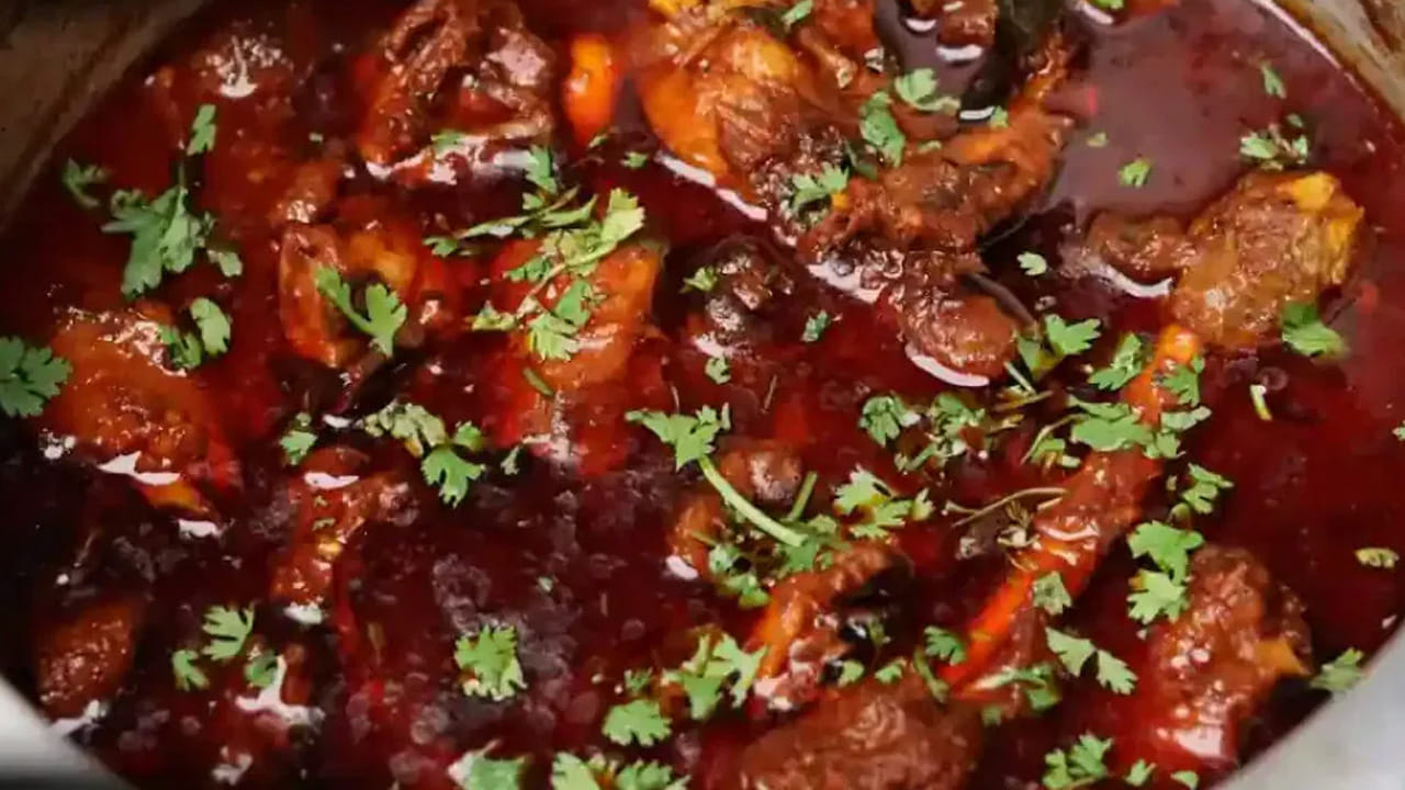 ప్రెజర్ కుక్కర్ : మీ ఇంట్లో  ప్రెజర్ కుక్కర్ ఉంటే చాలు ఈ కూరను చెయ్యడం చాలా ఈజీ.  దీనిలో ఉడికిస్తే మాంసం మెత్త బడుతుంది. తలకాయ కూరకు ప్రెజర్ కుక్కర్‌ బెటర్. మీరు తీసుకునే మాంసం ముక్కలను బట్టి  విజిల్స్ వచ్చే వరకు బాగా ఉడికించాలి.
