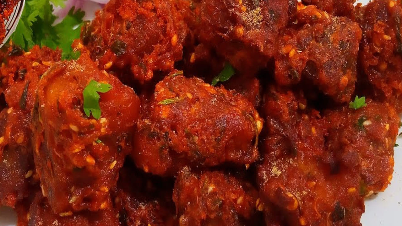 ముందుగా మెత్తని మటన్ ముక్కలను తీసుకుని పసుపుతో శుభ్రపరచుకోవాలి. దానిలో ఒక టేబుల్ స్పూన్ అల్లం-వెల్లుల్లి పేస్ట్, అర టీ స్పూన్ పసుపు, ఒక టేబుల్ స్పూన్ ఉప్పు  ప్రెజర్ కుక్కర్‌ ను 5 విజిల్స్ వచ్చే వరకు బాగా ఉడికించాలి.