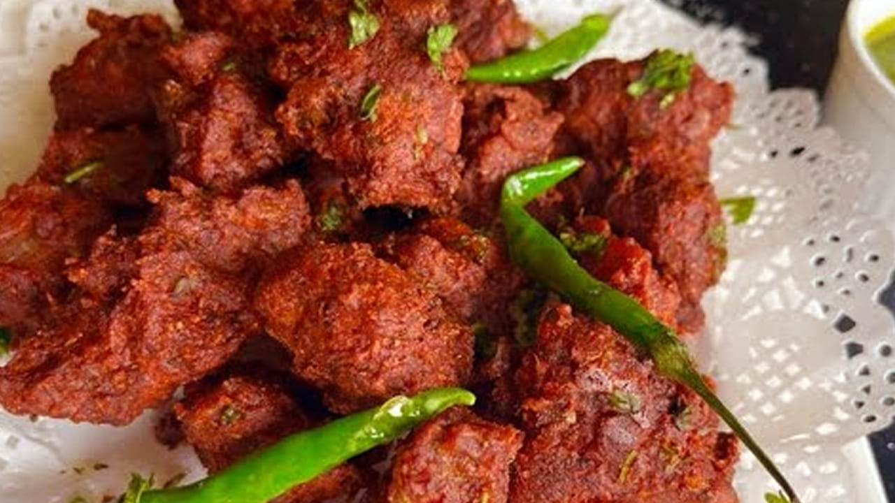 ఉడికించిన మటన్ ముక్కలలో కొంచం కూడా నీరు లేకుండా  చేసుకోవాలి. ఆ తర్వాత వీటికి ఒక టేబుల్ స్పూన్ కారం, అర టీ స్పూన్ గరం మసాలా, అర టీ స్పూన్ ధనియాల పొడి, కొద్దిగా నిమ్మరసం కలుపుకోవాలి. 