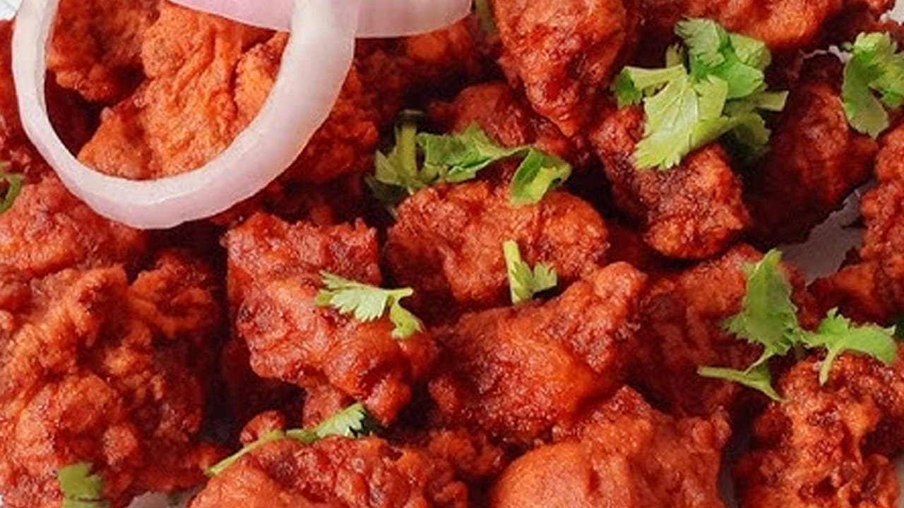 ఇప్పుడు వాటిలో శనగపిండి, ఒక కప్పు బియ్యపు పిండి, కరివేపాకు ఆకులు, కొత్తిమీర అర కట్ట వేసి మిక్స్ అయ్యేలా కలుపుకోవాలి.  అవసరమైతే వాటిలో నీళ్ళు కలుపుకోండి.
