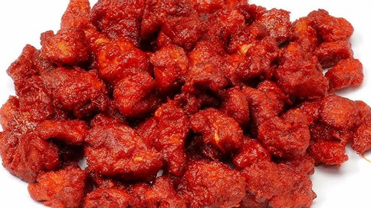 స్టవ్ వెలిగించి పాన్ లో ఆయిల్ వేసి, పిండి పట్టించిన మటన్ ముక్కలను తీసుకుని నూనెలో బాగా వేయించుకోవాలి. అంతే, వేడి వేడి మటన్ పకోడీ రెడీ