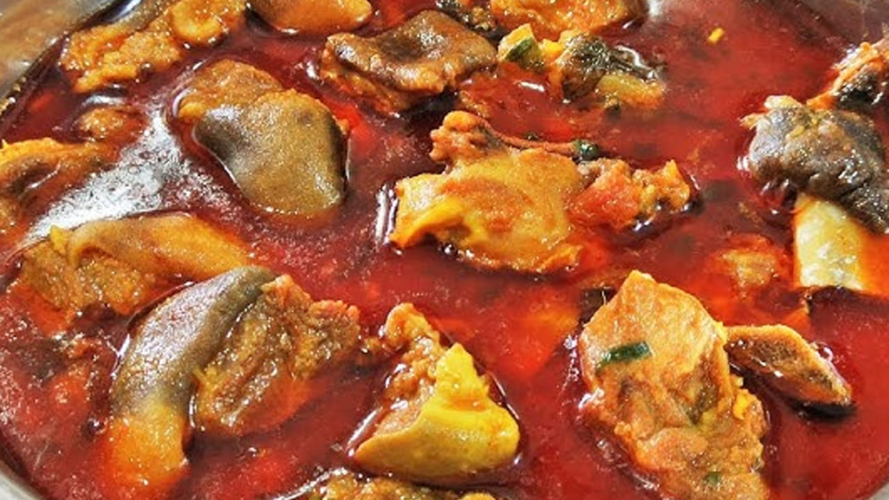 మేక తలకాయ కూరను స్పైసీగా, రుచికరంగా ఇంట్లోనే తయారుచేసుకోవచ్చు..  ఈ వంటకం అన్నం, రాగి సంగటి, రోటి వంటి వాటిలోకి అద్భుతంగా సరిపోతుంది. ఇది సంక్రాంతి, కనుమ పండుగలకు లేదా వారాంతపు స్పెషల్‌గా చేసుకోవచ్చు. ముందుగా తలకాయ ముక్కలను మంచిగా శుభ్రపరుచుకుని.. మసాలా పేస్ట్ తయారీతో మొదలుపెట్టాలి. ఒక మిక్సీ జార్‌లోకి మూడు టేబుల్‌స్పూన్ల ఎండు కొబ్బరి పొడి, రెండు అంగుళాల దాల్చిన చెక్క, నాలుగైదు లవంగాలు, రెండు యాలకులు, ఒక టీస్పూన్ మిరియాలు, ఒక టీస్పూన్ గసగసాలు, కొద్దిగా కొత్తిమీర, కొద్దిగా పుదీనాను తీసుకోవాలి. వీటన్నింటినీ కొద్దిగా నీరు చేర్చి మెత్తటి పేస్ట్‌లా గ్రైండ్ చేసి పక్కన పెట్టుకోవాలి.