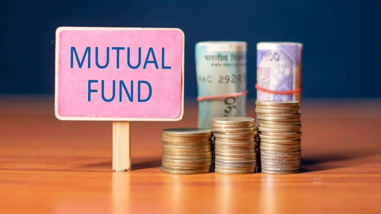 పెళ్లిళ్లు, బర్త్ డే లేదా ఇతర ఏదైనా పంక్షన్లకు వెళ్లినప్పుడు గిఫ్ట్‌లు ఇచ్చిపుచ్చుకోవడం మనం చూస్తూ ఉంటాం. ఇక క్రిస్మస్, దీపావళి లాంటి పండుగల సమయాల్లో కూడా బహుమతులు పంచుకోవడం తెలిసిందే. అయితే ఇప్పటివరకు గిఫ్ట్‌లు అంటే ఎదుటివారికి నచ్చే, ఉపయోగపడే వస్తువులను గిఫ్ట్‌గా ఇస్తుంటారు. కానీ త్వరలో మీరు మ్యూచువల్ ఫండ్ల గిఫ్ట్ కార్డులు, గిఫ్ట్ ప్రీపెయిడ్ కార్డులను కూడా బహుమతిగా ఇవ్వవచ్చు. వీటిని ప్రవేశపెట్టాలని తాజాగా సెబీ ప్రతిపాదించింది.