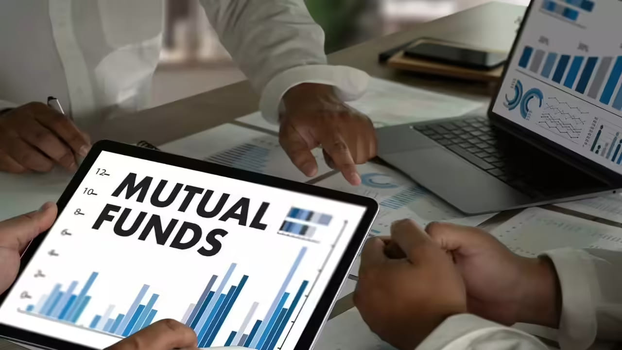 ఈ ప్రతిపాదనలపై ఏప్రిల్ 14వ తేదీలోగా సూచనలు, సలహాలు ఇవ్వాలని ప్రజలను సెబీ కోరింది. ప్రజల సూచన తర్వాత ఈ నిబంధనలను సెబీ ప్రవేశపెట్టనుంది. దీంతో త్వరలోనే ఈ అవకాశం మనం పొందవచ్చు. అయితే ఈ గిఫ్ట్ కార్డులు జారీ చేసిన తేదీ నుంచి ఒక సంవత్సరం పాటు మాత్రమే చెల్లుబాటులో ఉంటాయి. ఇక వీటికి ఎలక్ట్రానిక్ బ్యాంక్ బదిలీ, యూపీఐ ద్వారా మాత్రమే నిధులు సమకూర్చబడతాయని సెబీ తెలిపింది.
