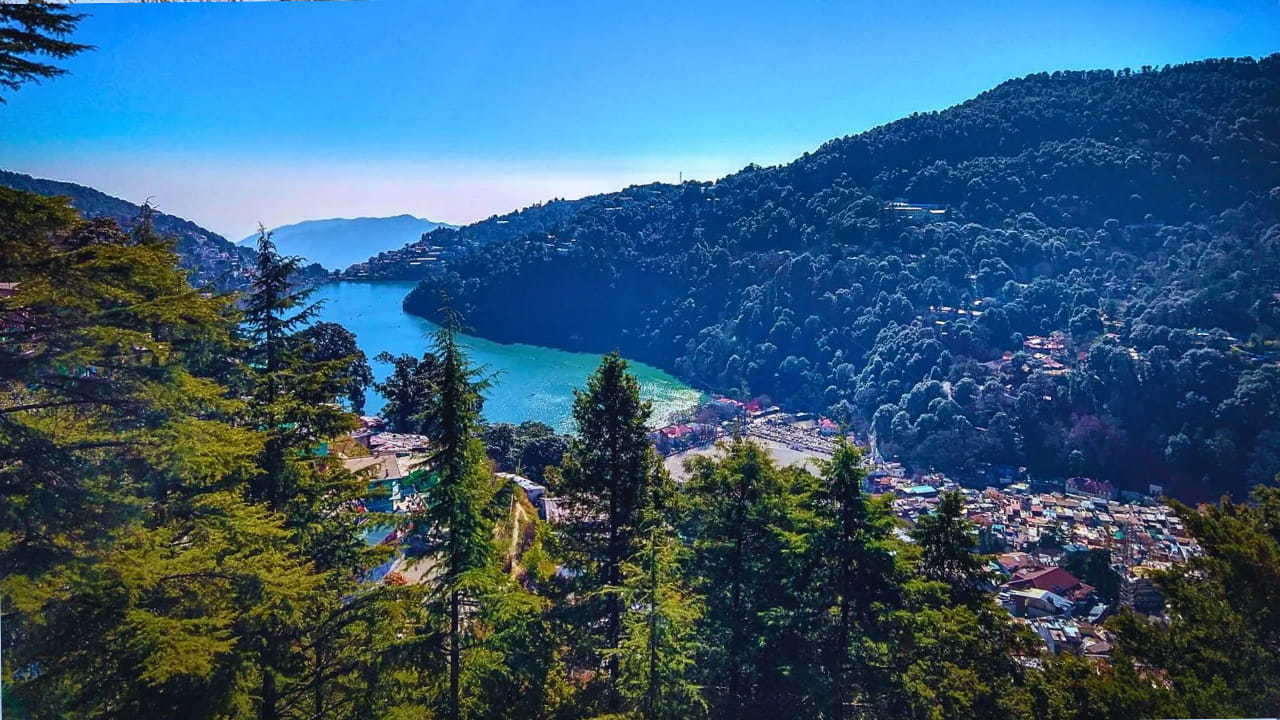 
నైనిటాల్, ఉత్తరాఖండ్.. 
ప్రసిద్ధ సరస్సు చుట్టూ ఉన్న నైనిటాల్, కుటుంబ విహారాలకు అద్భుతమైన ప్రదేశం. బోటింగ్, సరస్సు ఒడ్డున నడకలు, మార్కెట్లు ఇక్కడ ప్రత్యేక ఆకర్షణలు.
