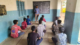 పాఠాలు చెప్పేందుకు వచ్చిన వ్యక్తిని చూసి విద్యార్ధులు షాక్..